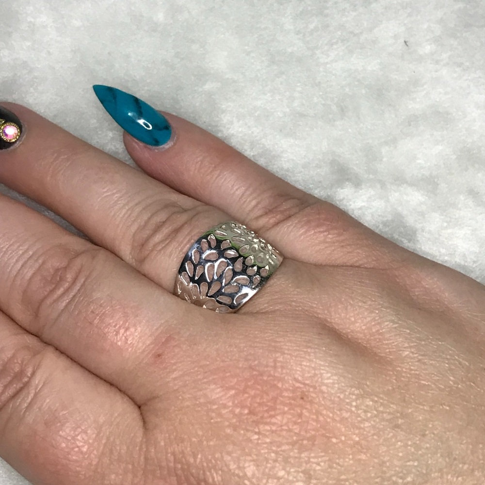 Cutout Ring